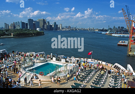 La Cunard paquebot transatlantique Queen Mary 2 à son poste de Brooklyn à New York, montrant la rivière de Brooklyn et le pont du navire. Banque D'Images