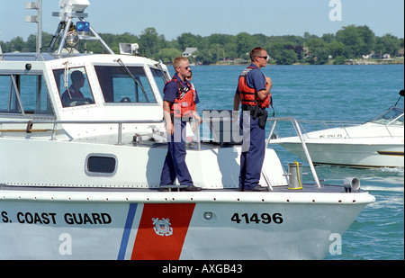 Les contrôles de la Garde côtière des bateaux sur la rivière Sainte-Claire à la frontière canadienne pour les infractions de droit à Port Huron au Michigan Banque D'Images