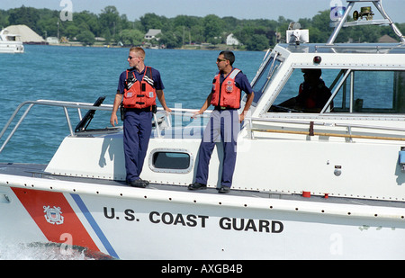 Les contrôles de la Garde côtière des bateaux sur la rivière Sainte-Claire à la frontière canadienne pour les infractions de droit à Port Huron au Michigan Banque D'Images