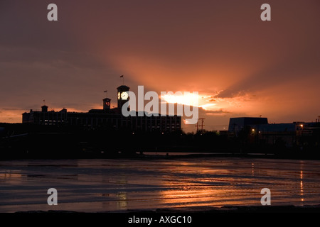 Coucher du soleil après un orage dans le port de Milwaukee WI avec l'un des plus grands mondes quatre horloges à face visible. Banque D'Images