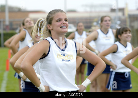 High school cheerleader effectue lors de match de football Banque D'Images