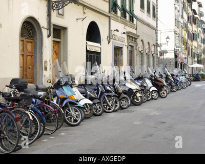 Des scooters et des vélos sur Street, Florence, Italie Banque D'Images