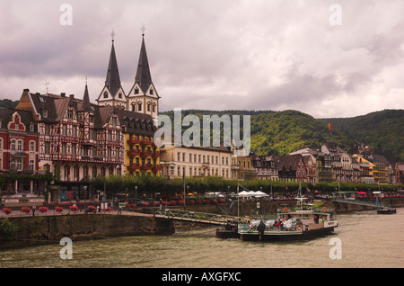 River front à Boppard montrant les célèbres tours de l'église de St Severus Allemagne Rhénanie Banque D'Images