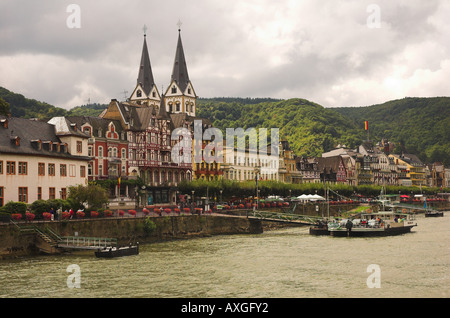 River front à Boppard montrant les célèbres tours de l'église de St Severus Allemagne Rhénanie Banque D'Images