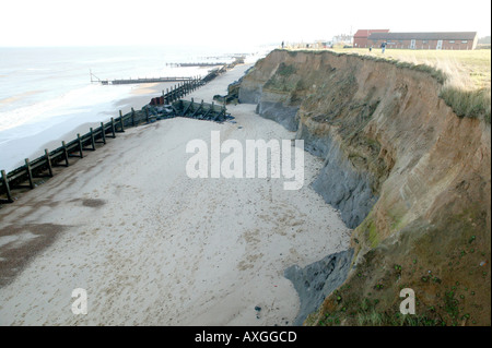 Rochers et mer défenses, montrant l'érosion côtière, Happisburgh, Norfolk, UK Banque D'Images