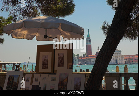 Piétons près de la Place St Marc montrant les artistes travaillent et l'île de San Giorgio Maggiore Venise Vénétie Italie Banque D'Images