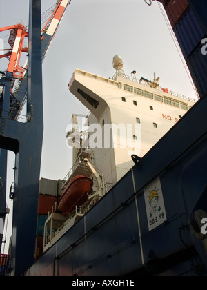 Avis de conteneurs à partir de la superstructure dans gantry crane. Banque D'Images