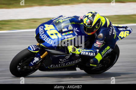 Valentino Rossi banques dans un coin pendant le MotoGP 2005 au Circuit International de Sepang en Malaisie Banque D'Images