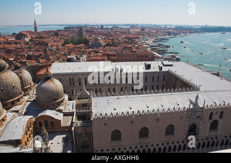 Vue depuis le clocher (campanile) à St Mark s Square y compris le Palais des Doges Venise Vénétie Italie Banque D'Images