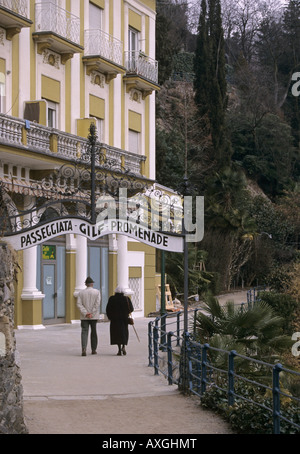 Personnes âgées en train de marcher le long de la promenade de l'Alto Adige Merano Italie Tyrol du Sud Banque D'Images