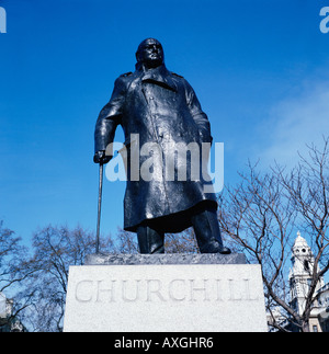 La statue de Sir Winston Churchill, la place du Parlement, Westminster, Londres, Angleterre Banque D'Images