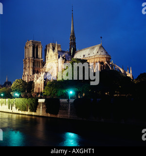 La Cathédrale Notre Dame illuminée la nuit, Paris, France, Europe Banque D'Images