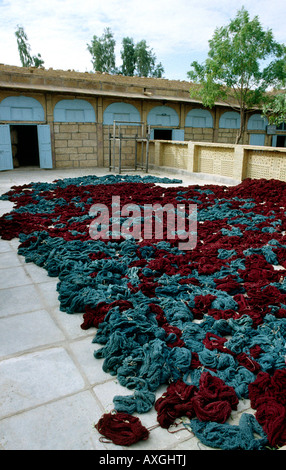 Inde Rajasthan crafts Barmer liasses de bundhini tie dyed séchage tissu in yard Banque D'Images