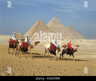 Les cavaliers de chameau à les pyramides de Gizeh, Le Caire, Egypte, Afrique du Nord Banque D'Images