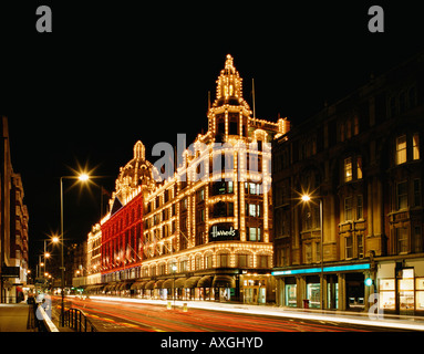 Harrods est éclairée la nuit de Knightsbridge, Londres, Angleterre, FR, UK Banque D'Images