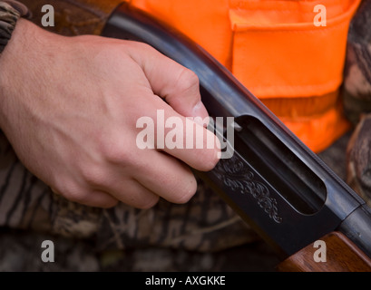 Hunter en train de charger son fusil Banque D'Images