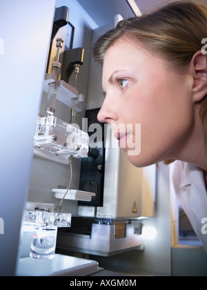 Scientist Examining DNA Banque D'Images
