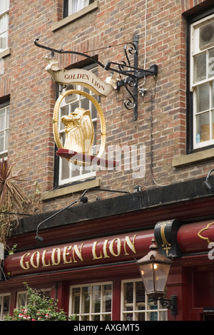 'Golden Lion' Public House enseigne de pub dans la partie ancienne du centre-ville york yorkshire Angleterre UK Banque D'Images