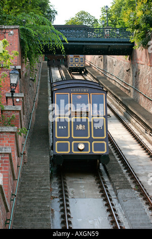 Le funiculaire qui monte la colline du château à Budapest Hongrie Banque D'Images