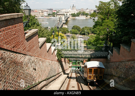 Le funiculaire qui monte la colline du château à Budapest Hongrie Banque D'Images