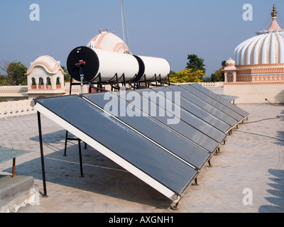 Des panneaux solaires sur le toit pour le chauffage de l'eau dans un nouvel hôtel de ville du xvie siècle Orchha Madhya Pradesh Inde Asie Banque D'Images