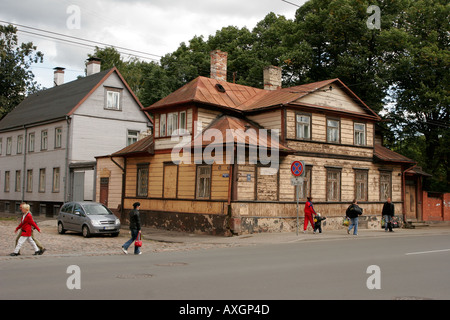 Vieille maison de bois traditionnelle dans l'ancien ghetto juif de Riga Lettonie Banque D'Images