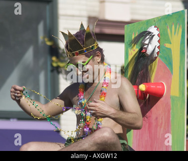 Ce participant dans le Doo Dah Parade 2005 se moque de l'également défilé de Mardi Gras Banque D'Images