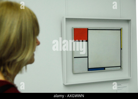 Femme admirant un tableau de Piet Mondrian dans le Musée Kroller Muller Pays-Bas Banque D'Images