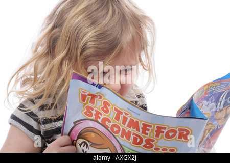 Young Girl Reading Magazine. Parution du modèle Banque D'Images