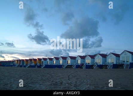 Cabines de plage de nuit près de Vlissingen Pays-Bas Strandhütten bei nacht in der Nähe von Vlissingen Hollande Banque D'Images
