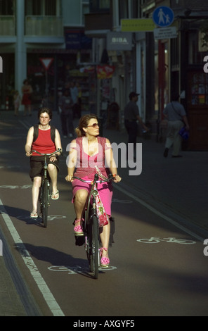 Deux femmes riding bicycles Banque D'Images