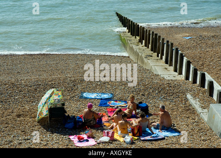 Famille picknicking un pique-nique sur la plage St Leonards on Sea East Sussex Hastings Côte sud Bretagne UK Angleterre Banque D'Images