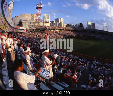 Les fans de baseball japonais d'Hiroshima Carp acclamer leur équipe à Hiroshima Baseball Stadium. Banque D'Images