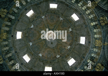 Vue directe du plafond du dôme principal du Sanctuaire de Saint Ignace de Loyola à Azpeitia, pays Basque, nord de l'Espagne Banque D'Images