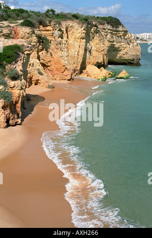 Plage de sable près de l'Hôtel Vila Vita Park en Algarve, Portugal. Banque D'Images