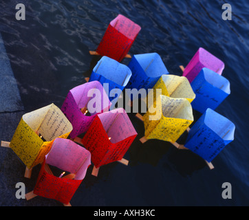 Lanternes flottantes sur août 6th, Hiroshima, Japon. Placé dans la rivière à côté du Dôme de la Bombe Atomique ( site du patrimoine mondial de l'UNESCO. ) Banque D'Images