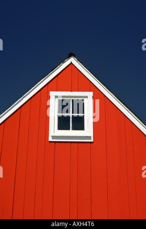 Little Blue House gable avec un carré quatre volets fenêtre encadrée blanc Banque D'Images