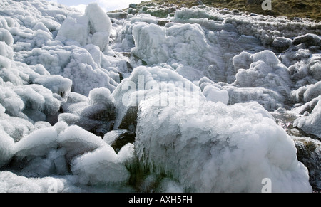 Cerise sur rochers causé par un fort vent soufflant de l'eau sur les rochers d'une cascade dans Langstrath, Lake district, UK Banque D'Images