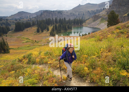 Randonnées femme au-dessus du lac Marion sur le Teton Crest Trail à Grand Teton National Park, Wyoming. Banque D'Images