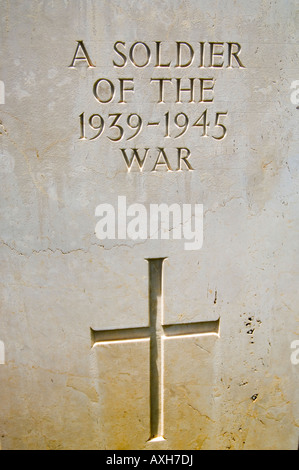 Pierre tombale ''un soldat de la guerre 1939-1945'' au cimetière des forces alliées dans la baie de Souda, en Crète, Grèce. Banque D'Images