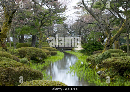 Au printemps, les JARDINS KENROKUEN KANAZAWA, JAPON. Largement considéré comme l'UN DES TROIS PLUS BEAUX JARDINS DU JAPON. Banque D'Images