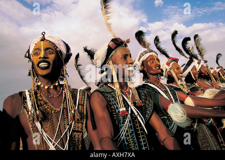 Les hommes sur Wodabe danse cérémonie Gerewol avant concours de beauté masculine du Niger. Banque D'Images