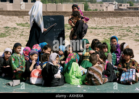 L'école en plein air et les enfants qui fréquentent l'Tegav Sirin, Afghanistan. Banque D'Images