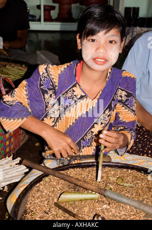 Photographie d'une fille de décisions (y compris ceux de l'industrie dans un cottage situation sur le lac Inle au Myanmar Banque D'Images