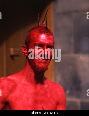 "L'homme qui est rouge' statue vivante d'effectuer dans la rue pendant le Festival d'Edimbourg, Ecosse Banque D'Images