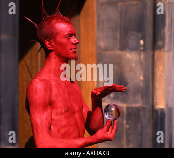 "L'homme qui est rouge' statue vivante d'effectuer dans la rue pendant le Festival d'Edimbourg, Ecosse Banque D'Images