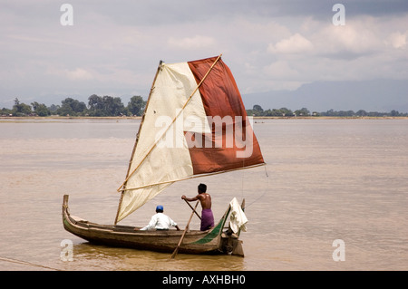 Stock photo d'un homme de l'aviron et la voile d'un petit bateau sur le fleuve Ayeyarwady à Mingun au Myanmar 2006 Banque D'Images