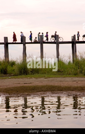 Stock Photo du pont U Bein sur le lac Taungthaman à Amarapura au Myanmar Banque D'Images