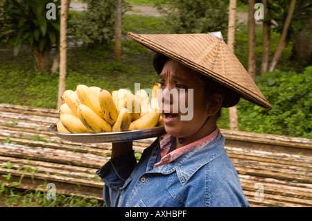 Photographie de stock femme vendant des bananes pour former les passagers à la gare au Myanmar 2006 Banque D'Images