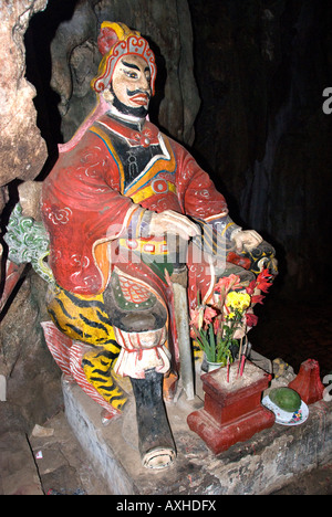 Dieu hindou qui garde l'entrée d'une grotte à Thuy Son Mountain, montagne de Marbre, Danang, Vietnam Banque D'Images